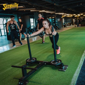 Sự kết hợp hoàn hảo gạch cao su và cỏ nhân tạo cho sàn phòng gym