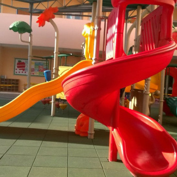 Công trình gạch cao su cho sân chơi trường Quốc tế Singapore